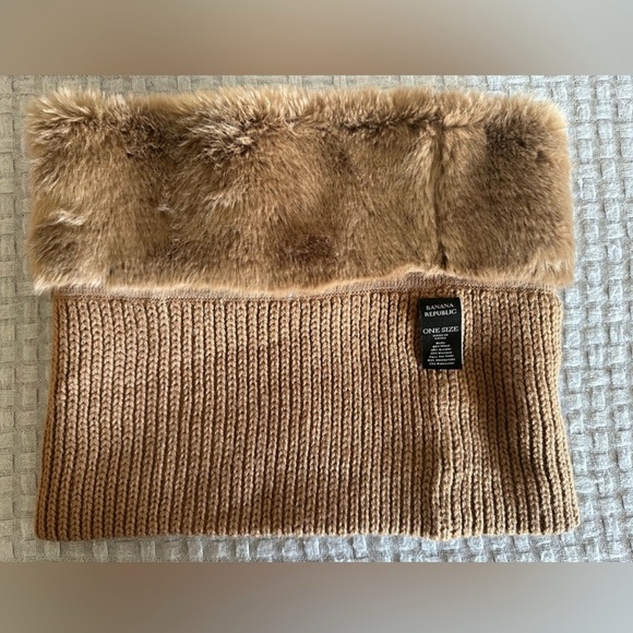 Banana Republic Camel Faux Fur
neck warmer - Picture 5 of 7